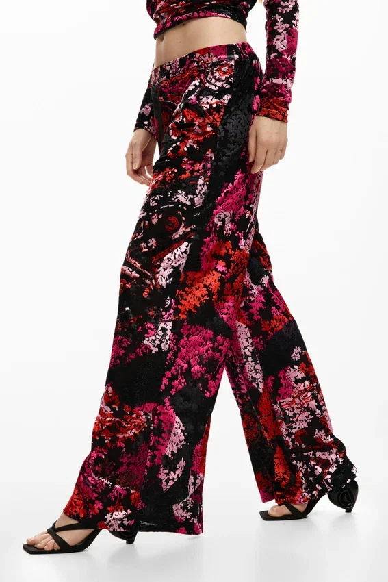 Hosen, entworfen von Christian Lacroix Hosen, entworfen von Christian Lacroix