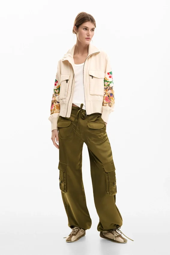 Jacke mit Blumenapplikationen Jacke mit Blumenapplikationen