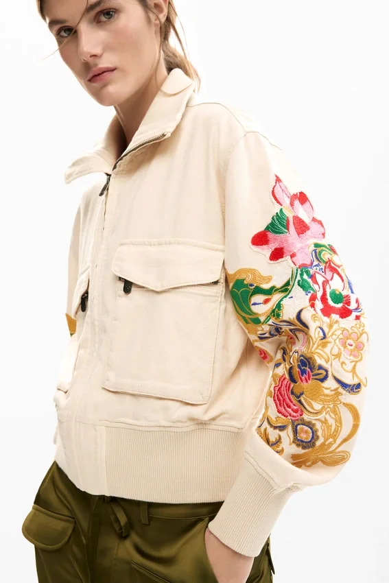 Jacke mit Blumenapplikationen Jacke mit Blumenapplikationen