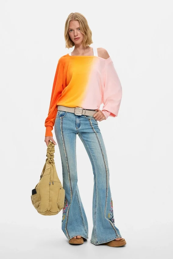 Jeans-Hose mit Blumen-Ziernähten Jeans-Hose mit Blumen-Ziernähten