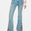 Jeans-Hose mit Blumen-Ziernähten Jeans-Hose mit Blumen-Ziernähten