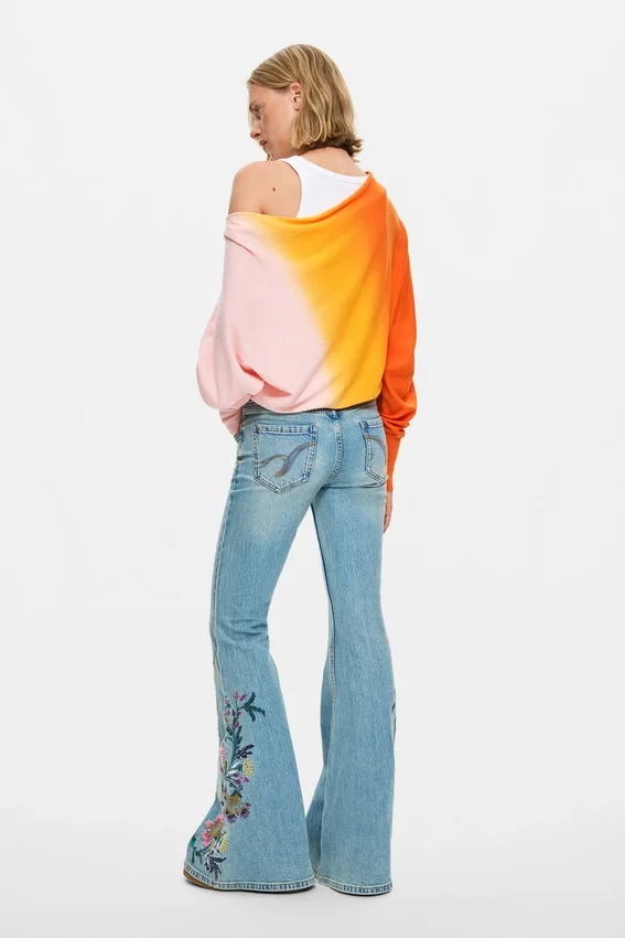Jeans-Hose mit Blumen-Ziernähten Jeans-Hose mit Blumen-Ziernähten