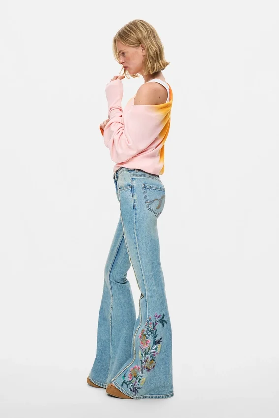 Jeans-Hose mit Blumen-Ziernähten Jeans-Hose mit Blumen-Ziernähten