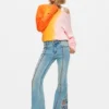 Jeans-Hose mit Blumen-Ziernähten Jeans-Hose mit Blumen-Ziernähten
