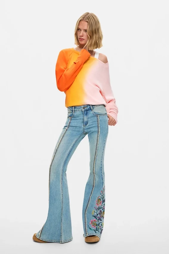 Jeans-Hose mit Blumen-Ziernähten Jeans-Hose mit Blumen-Ziernähten