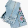Jeans-Hose mit Blumen-Ziernähten Jeans-Hose mit Blumen-Ziernähten