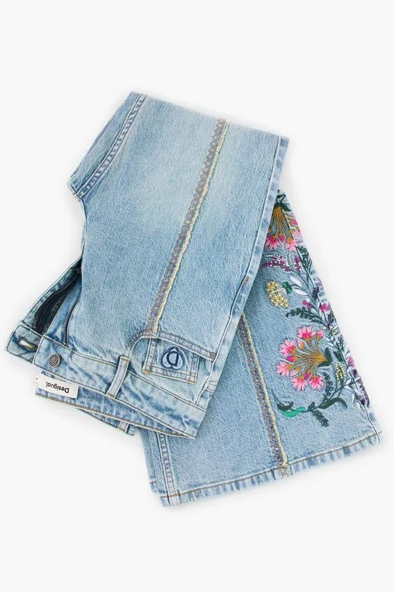 Jeans-Hose mit Blumen-Ziernähten Jeans-Hose mit Blumen-Ziernähten