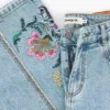 Jeans-Hose mit Blumen-Ziernähten Jeans-Hose mit Blumen-Ziernähten