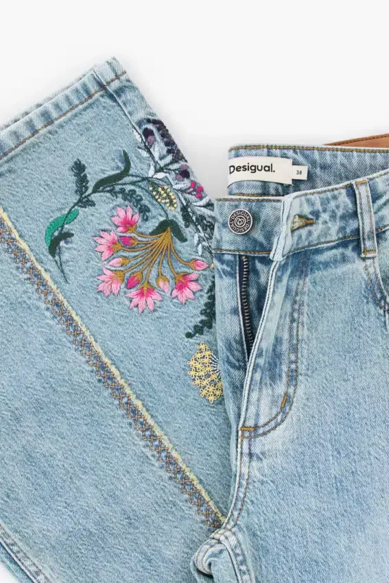 Jeans-Hose mit Blumen-Ziernähten Jeans-Hose mit Blumen-Ziernähten