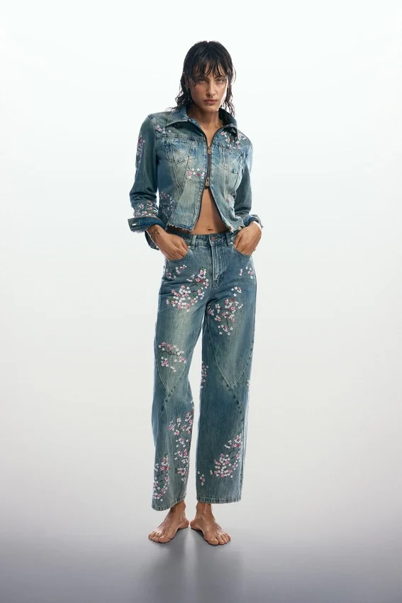 Jeans mit Blumenmuster Jeans mit Blumenmuster