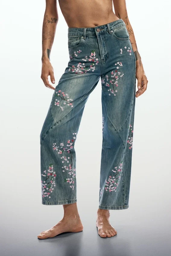 Jeans mit Blumenmuster Jeans mit Blumenmuster