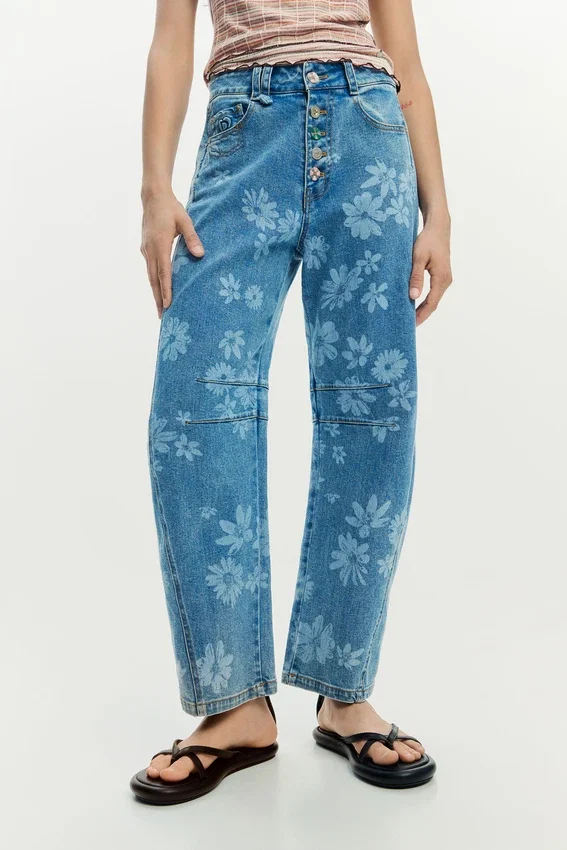Jeans mit Blumenmuster Jeans mit Blumenmuster