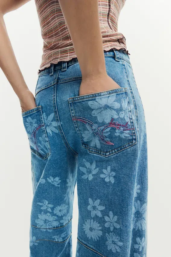 Jeans mit Blumenmuster Jeans mit Blumenmuster