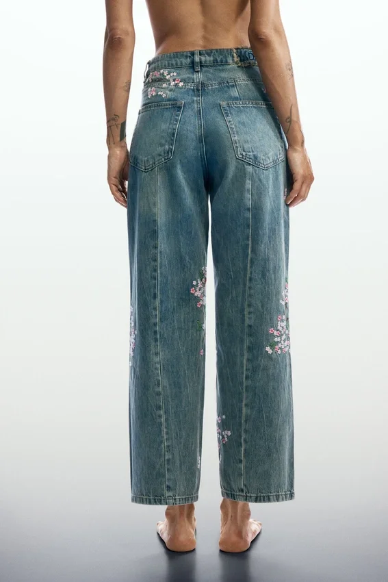 Jeans mit Blumenmuster Jeans mit Blumenmuster