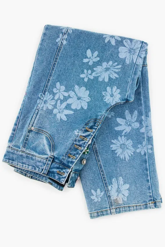 Jeans mit Blumenmuster Jeans mit Blumenmuster