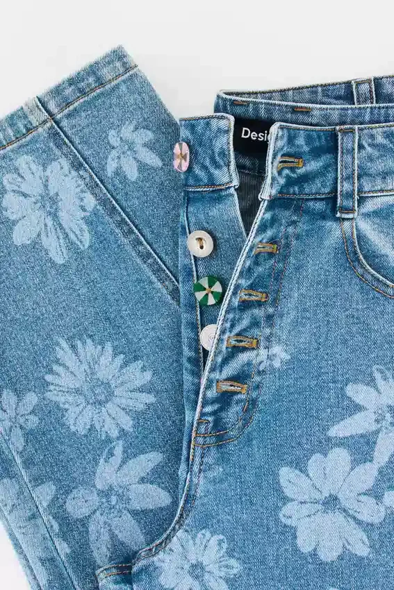 Jeans mit Blumenmuster Jeans mit Blumenmuster