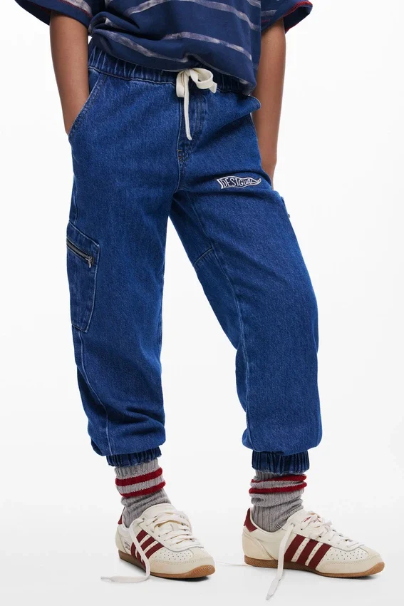 Jeans mit Reißverschlüssen Jeans mit Reißverschlüssen