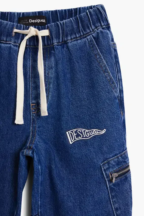Jeans mit Reißverschlüssen Jeans mit Reißverschlüssen