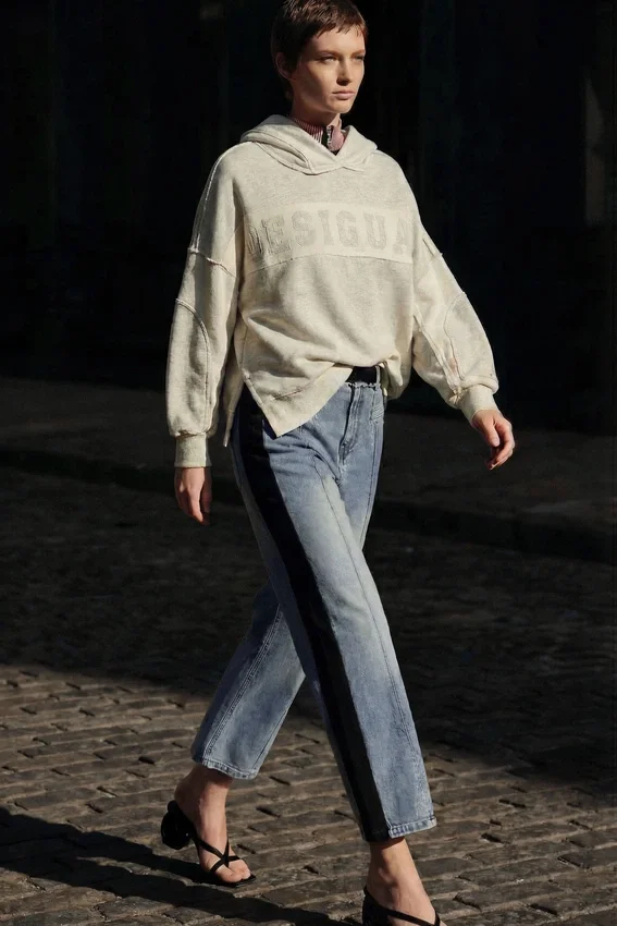 Jeanshose aus zwei Materialien Jeanshose aus zwei Materialien