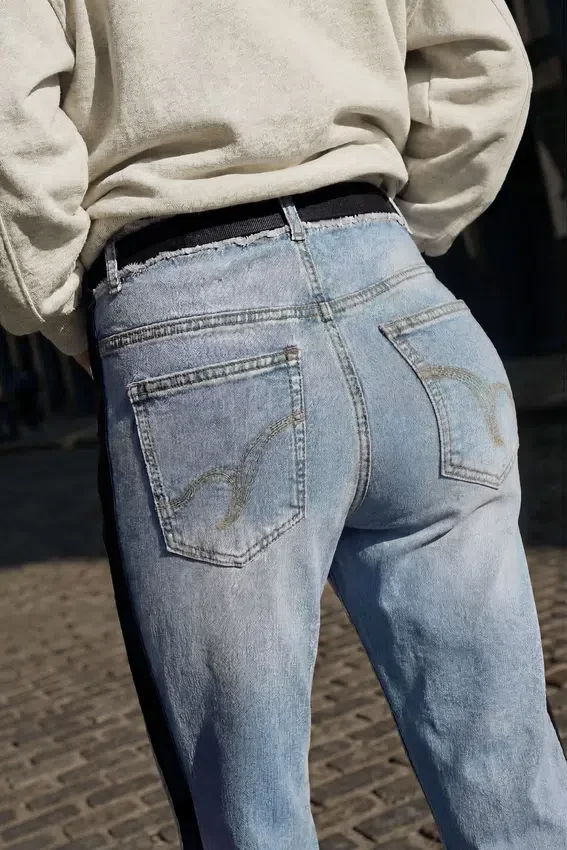 Jeanshose aus zwei Materialien Jeanshose aus zwei Materialien