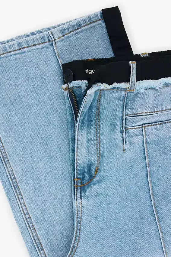 Jeanshose aus zwei Materialien Jeanshose aus zwei Materialien