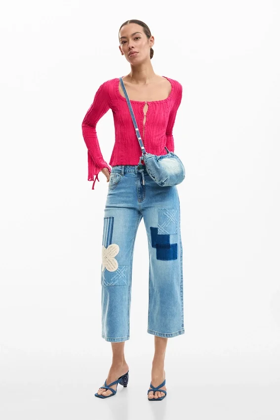 Jeanshose mit gehäkelten Aufnähern Jeanshose mit gehäkelten Aufnähern