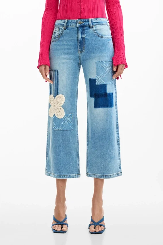 Jeanshose mit gehäkelten Aufnähern Jeanshose mit gehäkelten Aufnähern