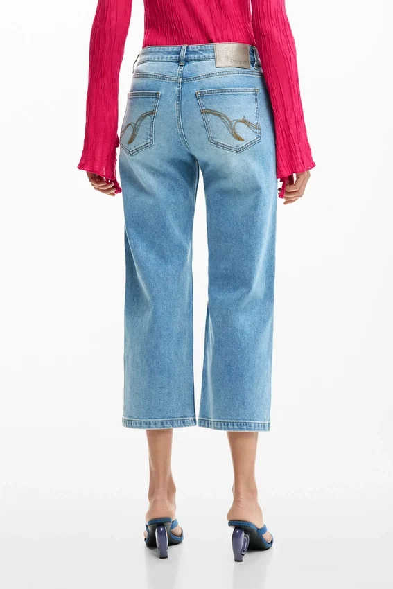 Jeanshose mit gehäkelten Aufnähern Jeanshose mit gehäkelten Aufnähern