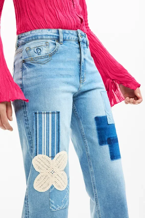 Jeanshose mit gehäkelten Aufnähern Jeanshose mit gehäkelten Aufnähern