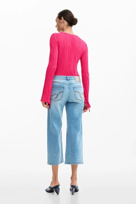 Jeanshose mit gehäkelten Aufnähern Jeanshose mit gehäkelten Aufnähern