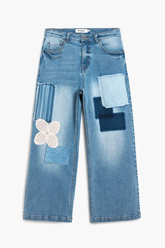 Jeanshose mit gehäkelten Aufnähern Jeanshose mit gehäkelten Aufnähern