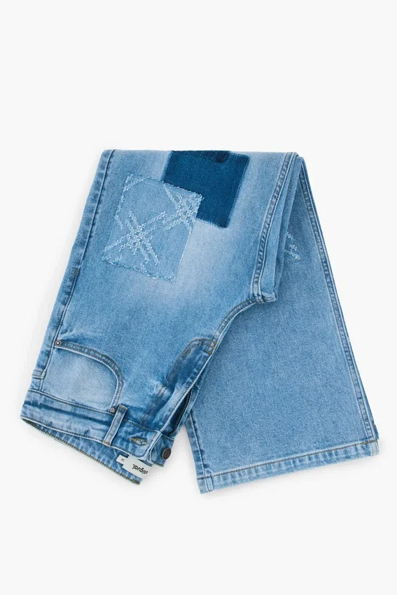 Jeanshose mit gehäkelten Aufnähern Jeanshose mit gehäkelten Aufnähern