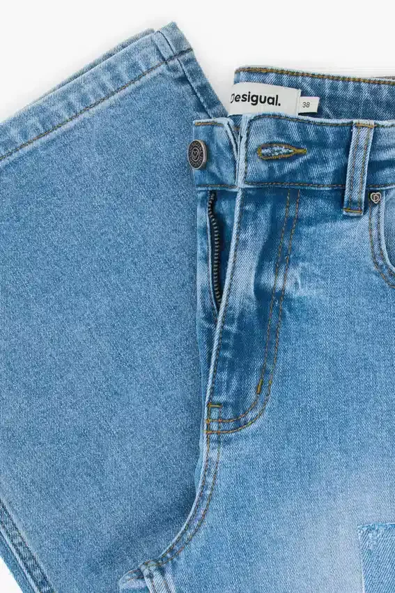 Jeanshose mit gehäkelten Aufnähern Jeanshose mit gehäkelten Aufnähern