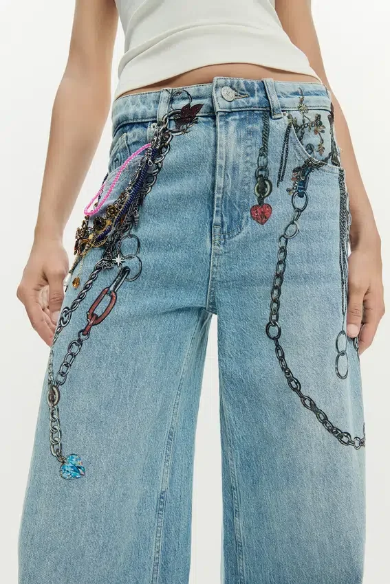 Jeanshose mit Ketten Jeanshose mit Ketten