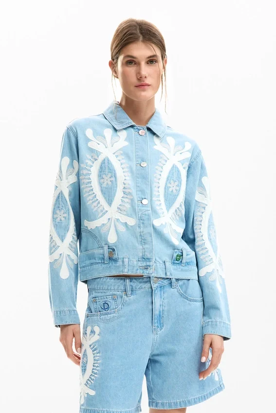 Jeansjacke mit Stickerei Jeansjacke mit Stickerei