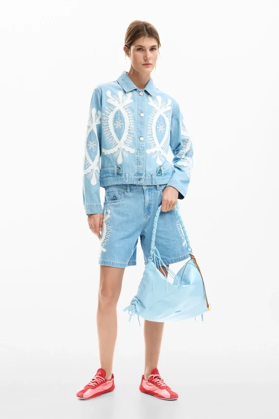Jeansjacke mit Stickerei Jeansjacke mit Stickerei