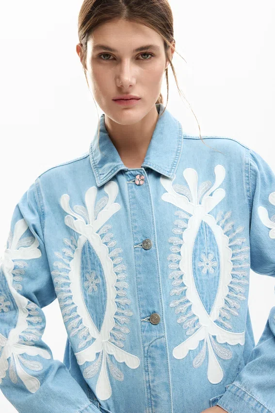 Jeansjacke mit Stickerei Jeansjacke mit Stickerei