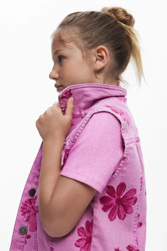 Jeansweste mit Blumenmuster Jeansweste mit Blumenmuster