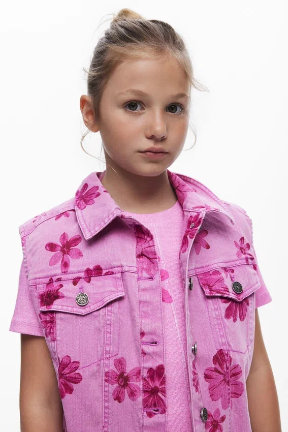 Jeansweste mit Blumenmuster Jeansweste mit Blumenmuster