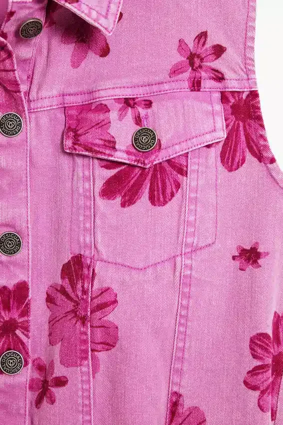 Jeansweste mit Blumenmuster Jeansweste mit Blumenmuster