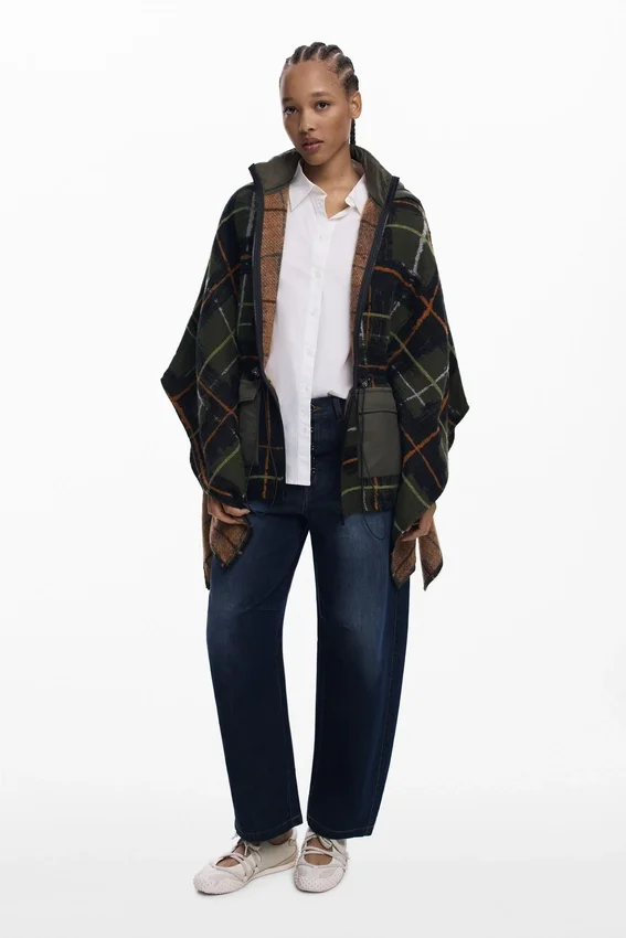 Karierter Poncho mit gepolsterter Kapuze Karierter Poncho mit gepolsterter Kapuze