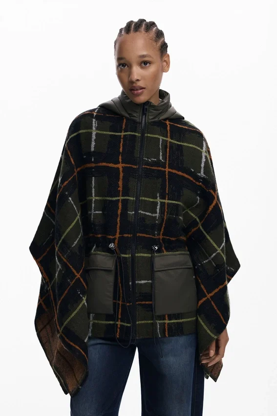 Karierter Poncho mit gepolsterter Kapuze Karierter Poncho mit gepolsterter Kapuze