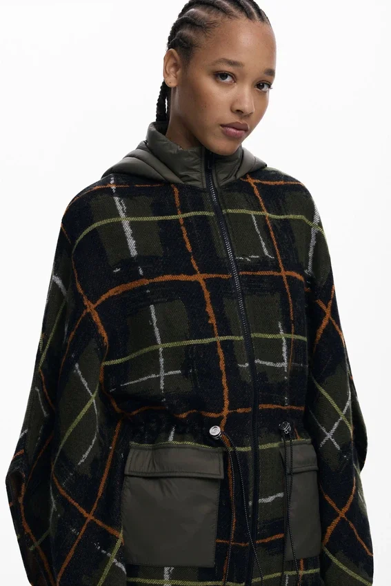 Karierter Poncho mit gepolsterter Kapuze Karierter Poncho mit gepolsterter Kapuze
