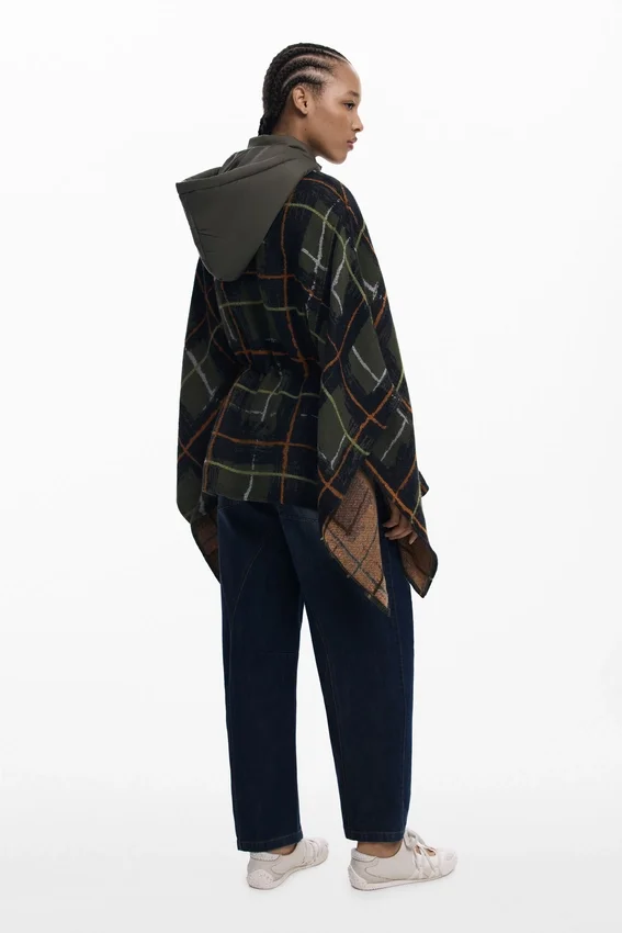 Karierter Poncho mit gepolsterter Kapuze Karierter Poncho mit gepolsterter Kapuze