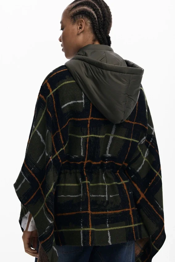 Karierter Poncho mit gepolsterter Kapuze Karierter Poncho mit gepolsterter Kapuze