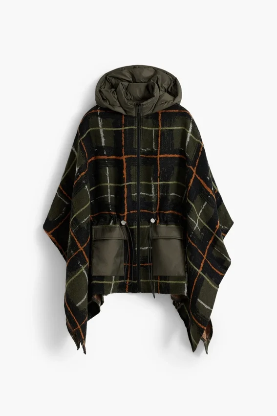 Karierter Poncho mit gepolsterter Kapuze Karierter Poncho mit gepolsterter Kapuze