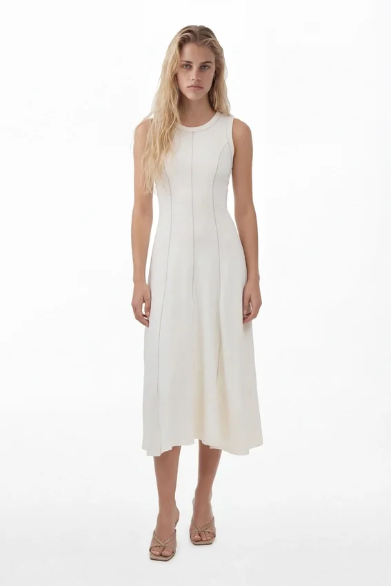 Kleid mit Ziernähten Kleid mit Ziernähten