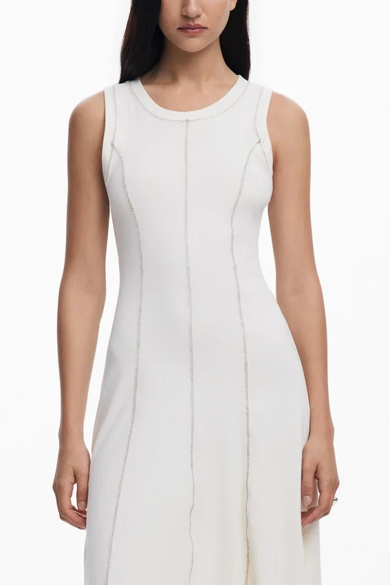 Kleid mit Ziernähten Kleid mit Ziernähten