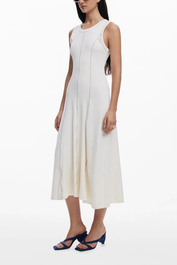 Kleid mit Ziernähten Kleid mit Ziernähten