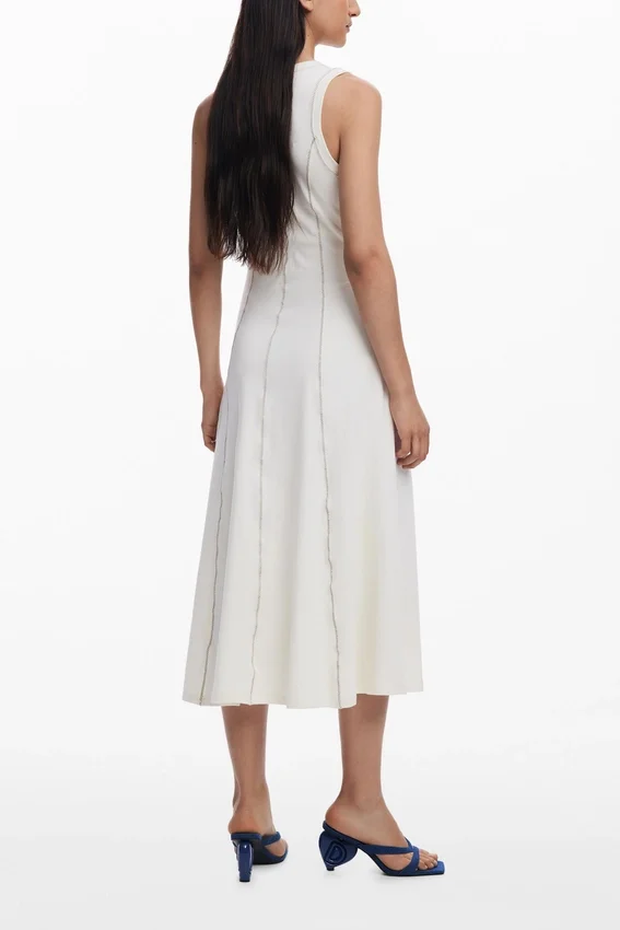 Kleid mit Ziernähten Kleid mit Ziernähten